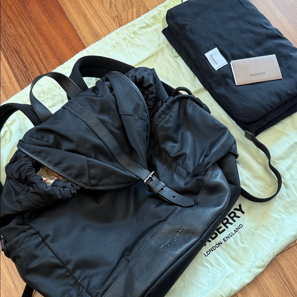 Burberry Black Nylon diaper Backpack with changing mat - Picture 6 of 6
